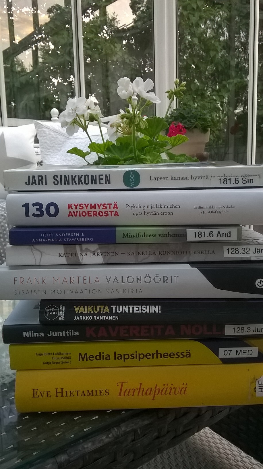 #kirjaperjantai ja kesäloman lukusaalis